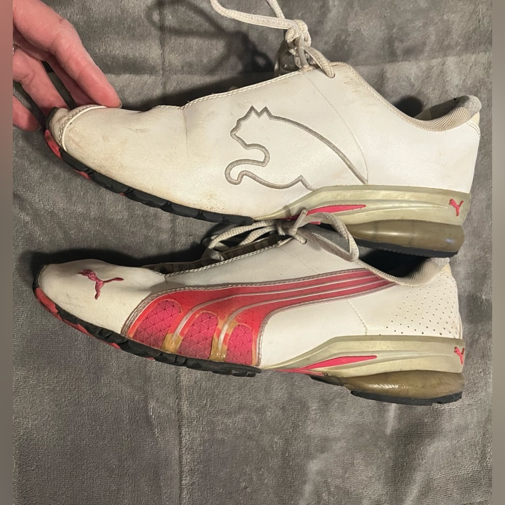 Vintage Y2K era Pumas size 7